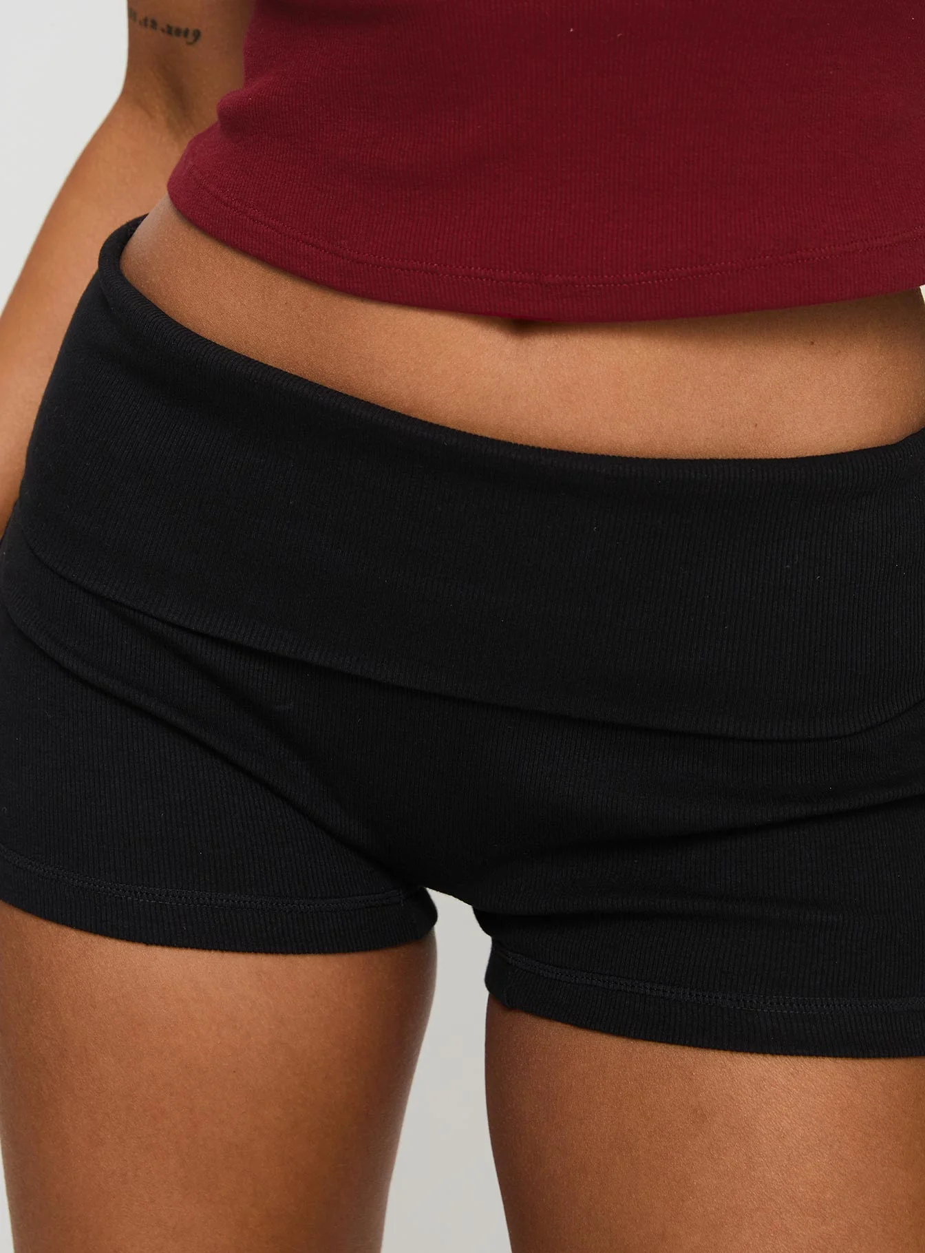 Baseline Low Rise Rib Shorts Black - Image 6