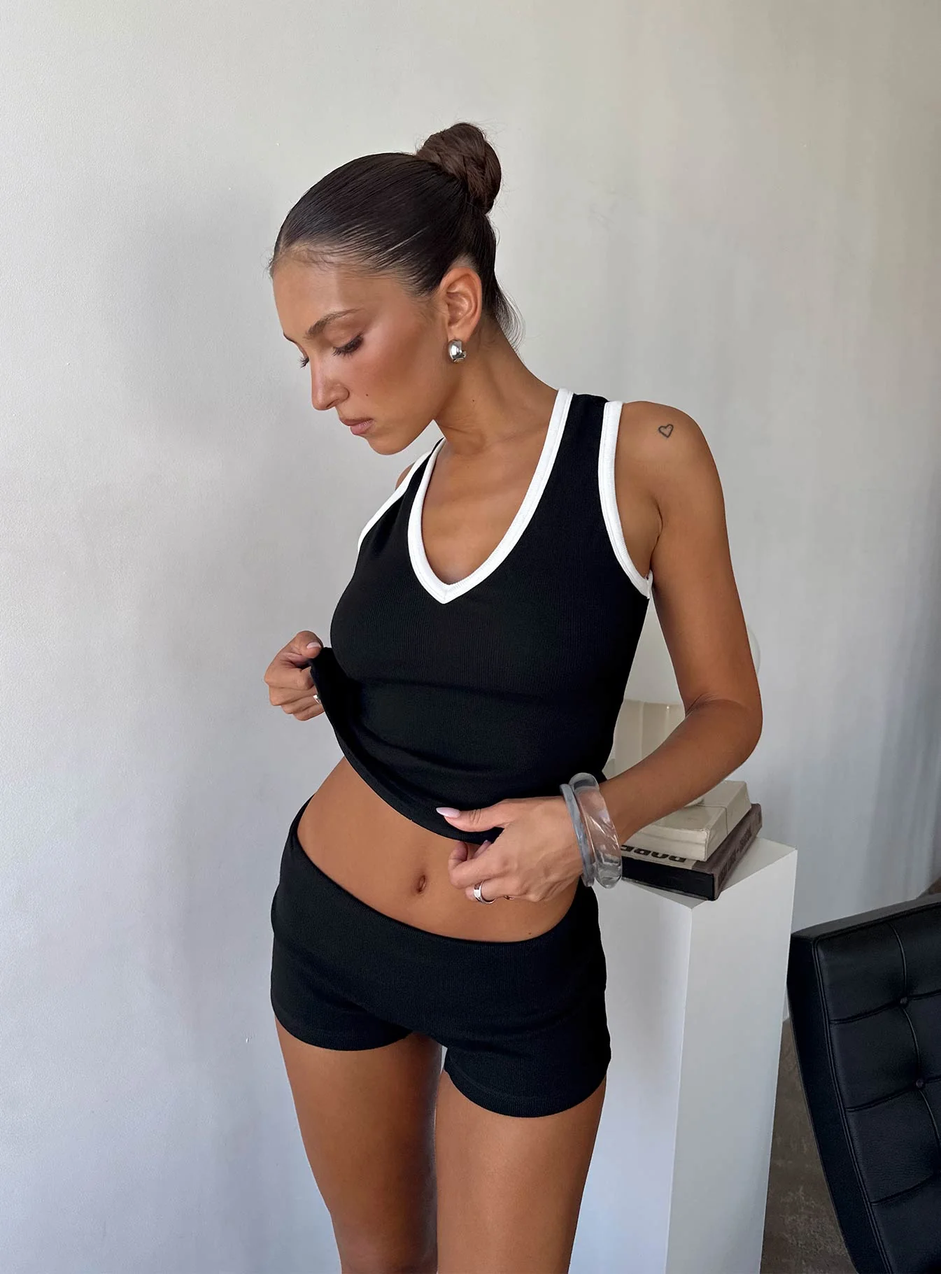 Baseline Low Rise Rib Shorts Black - Image 8