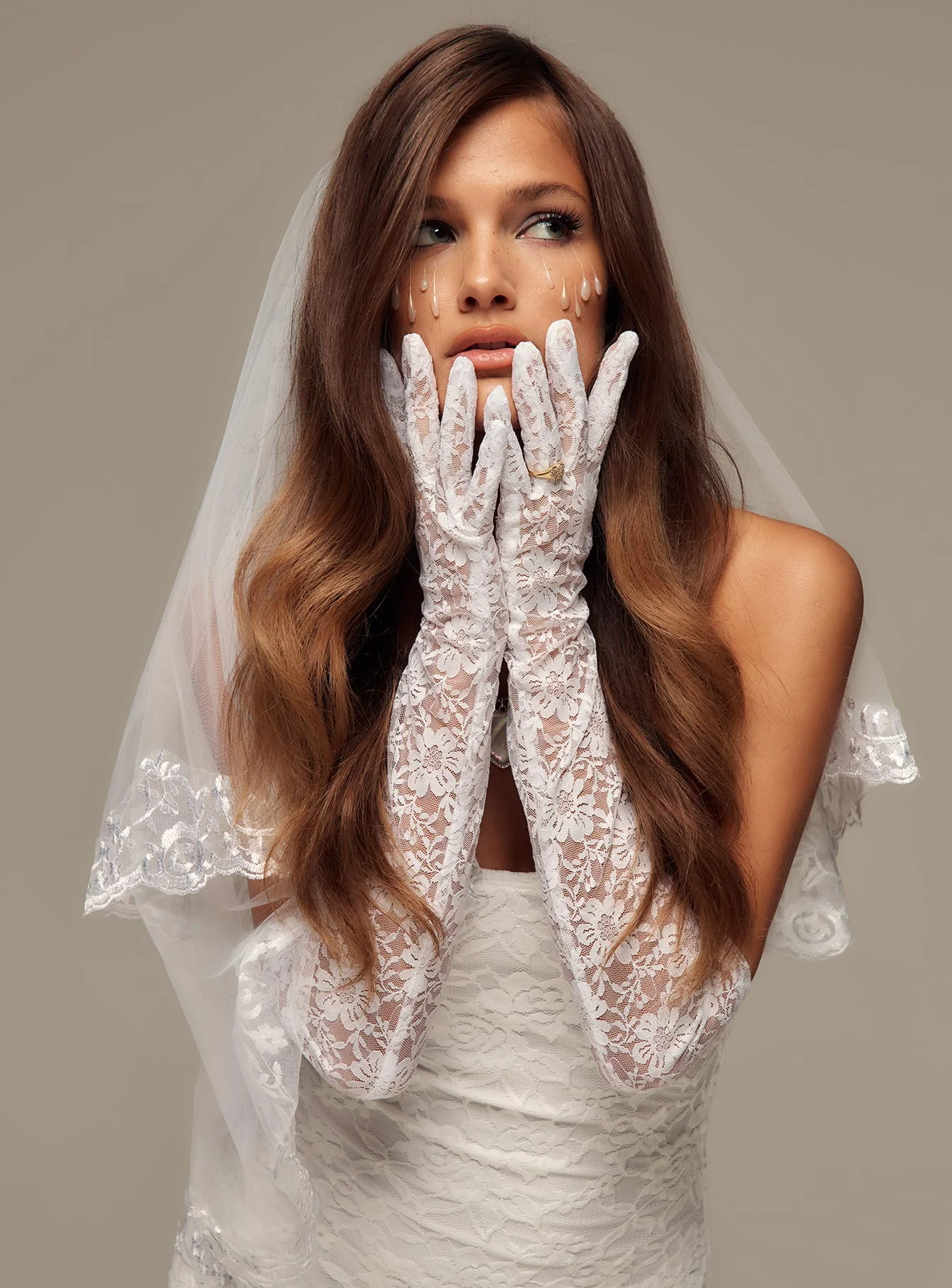 Lady Violet Lace Gloves White - Image 2