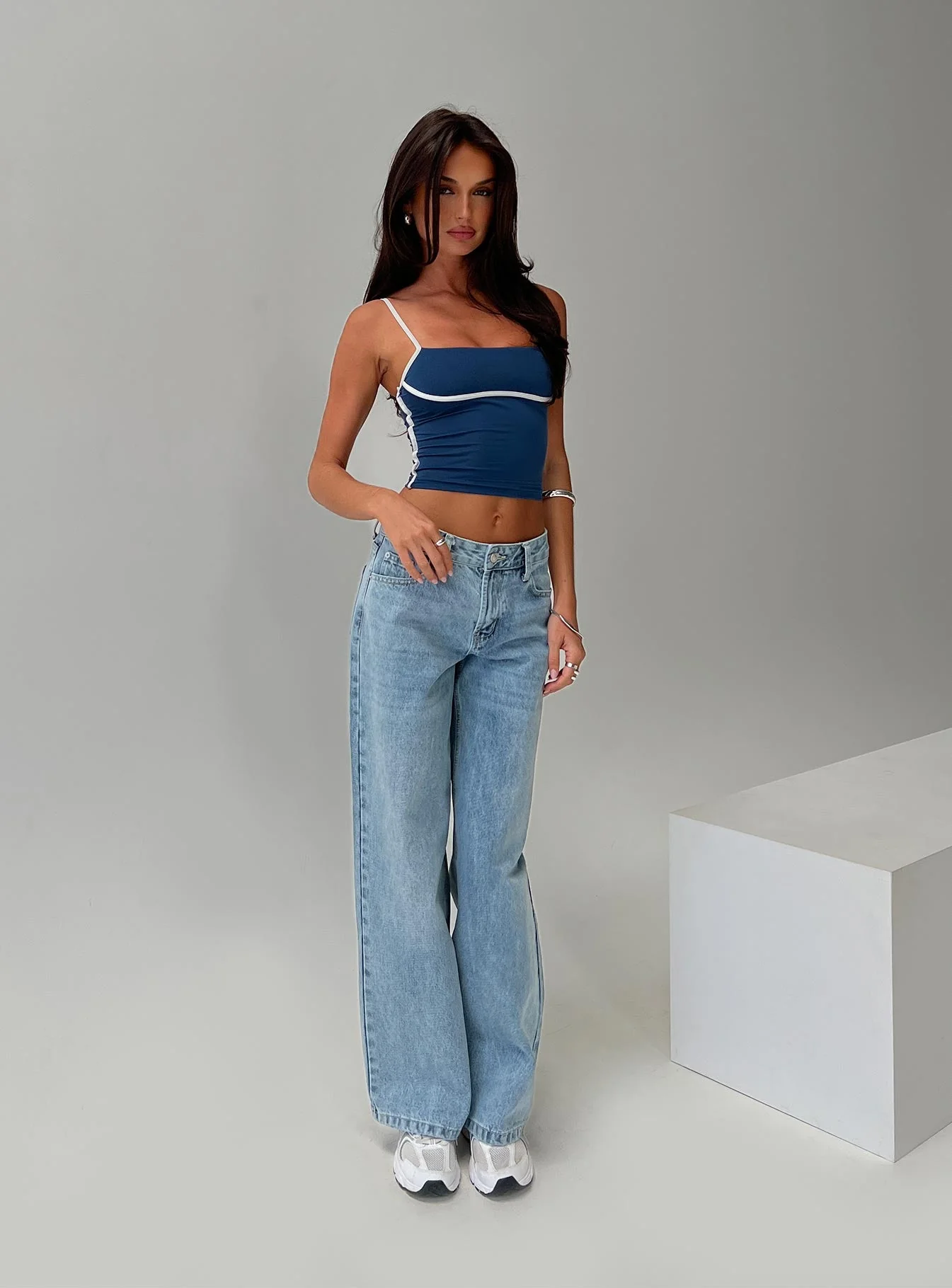Serenitia Mid Rise Relaxed Jeans Light Wash Petite - Image 9
