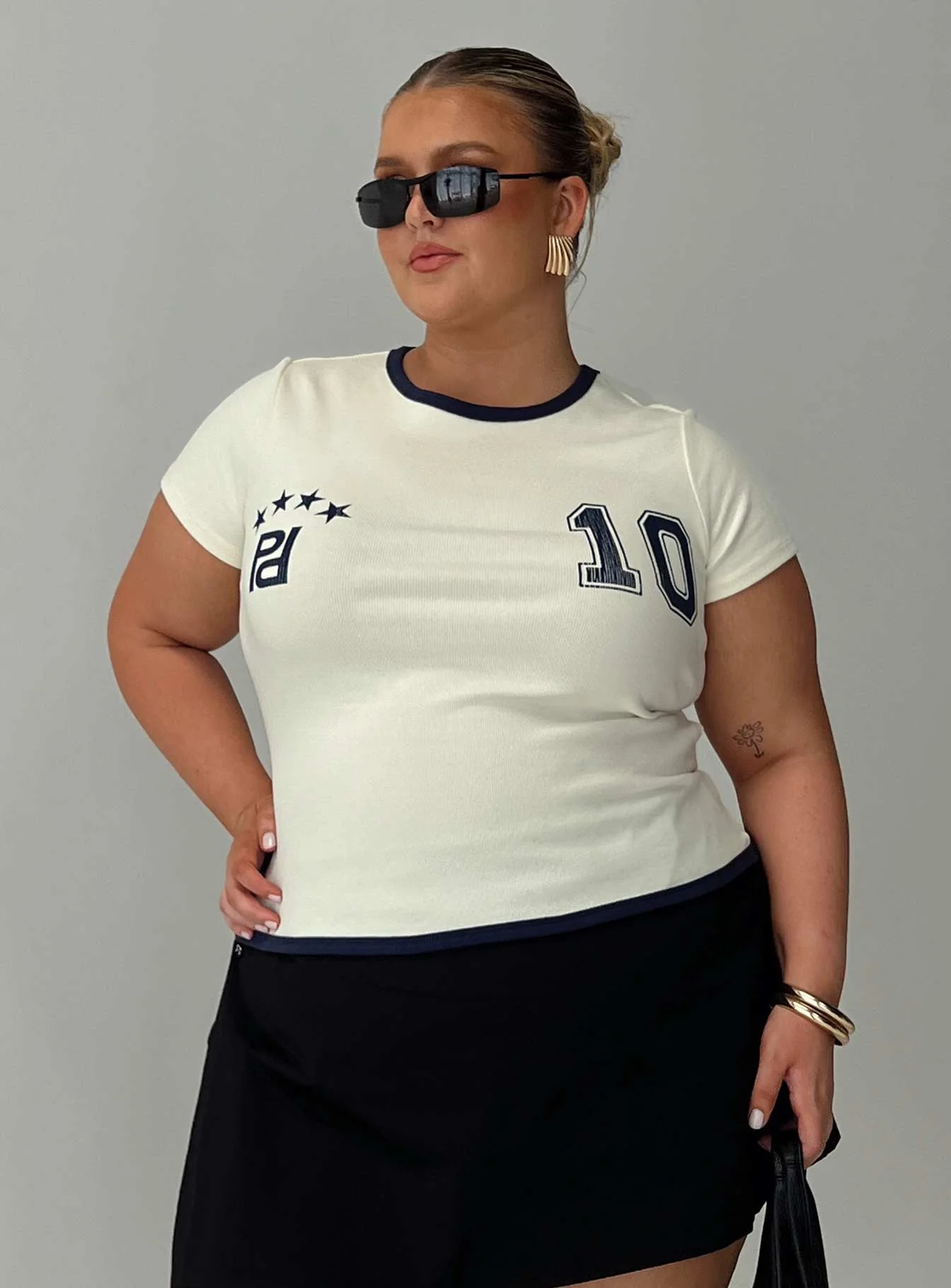 Track Record Graphic Top Cream Curve